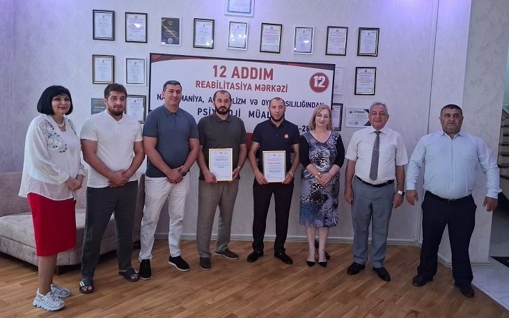 “12 addım” Reabilitasiya Mərkəzinə kitablar hədiyyə edildi