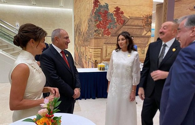 İlham Əliyev və Paşinyan ilk dəfə xanımları ilə bir araya gəldi - FOTO