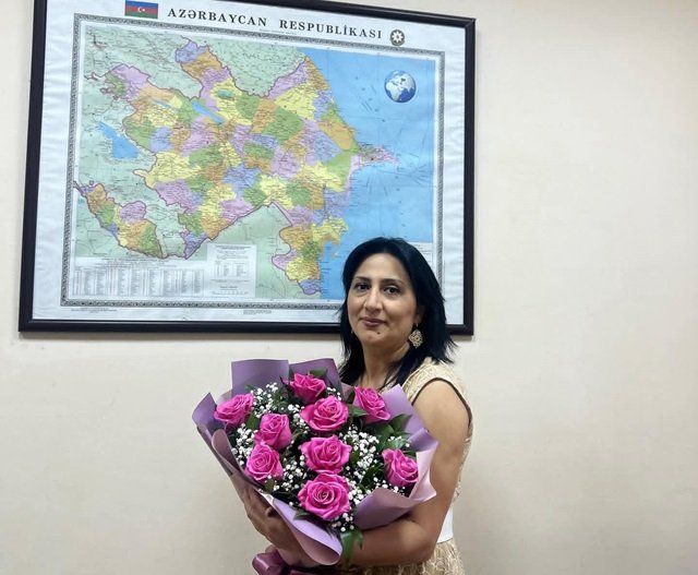 Elmdəki yorğunluğumu poeziya aradan qaldırır