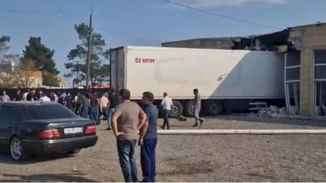 Azərbaycanda daha bir yük avtomobili qəza törətdi: obyektə çırpıldı