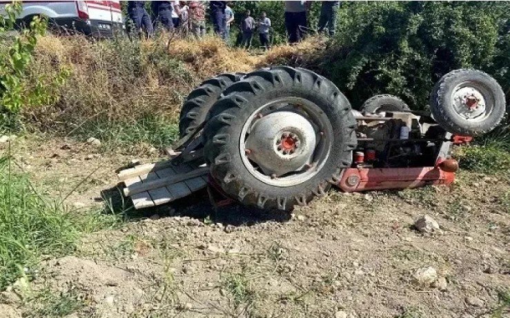 Laçında traktor dərəyə aşdı: ölən var