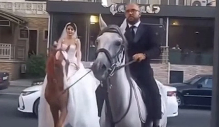 Bakıda bəylə gəlin toya at belində getdi – VİDEO