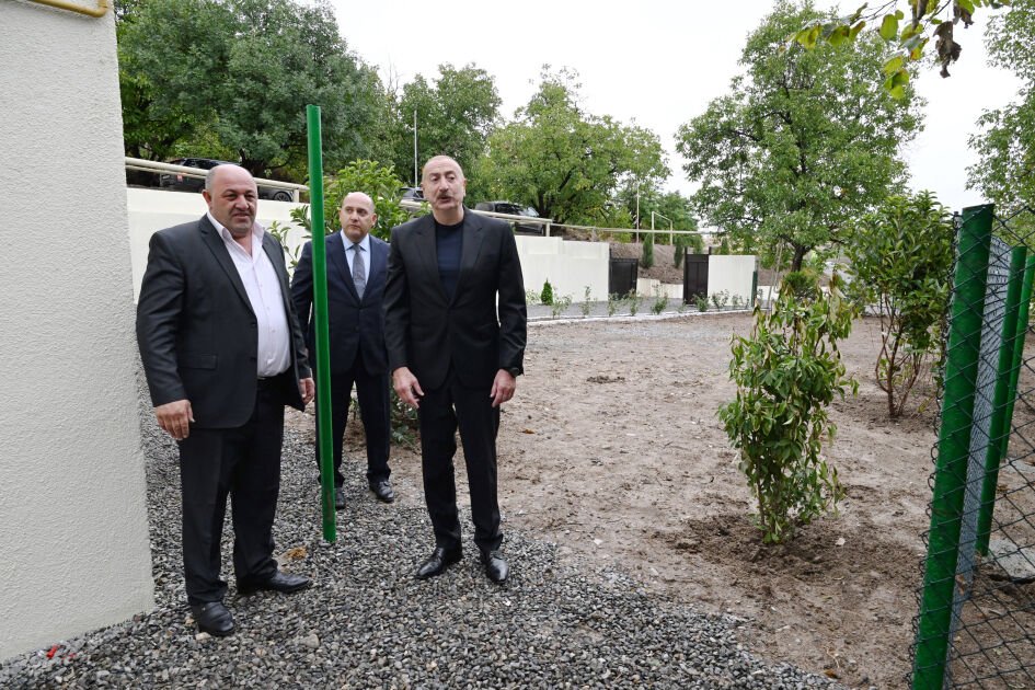 İlham Əliyev Qırmızı Bazar qəsəbəsində olub - FOTOLAR