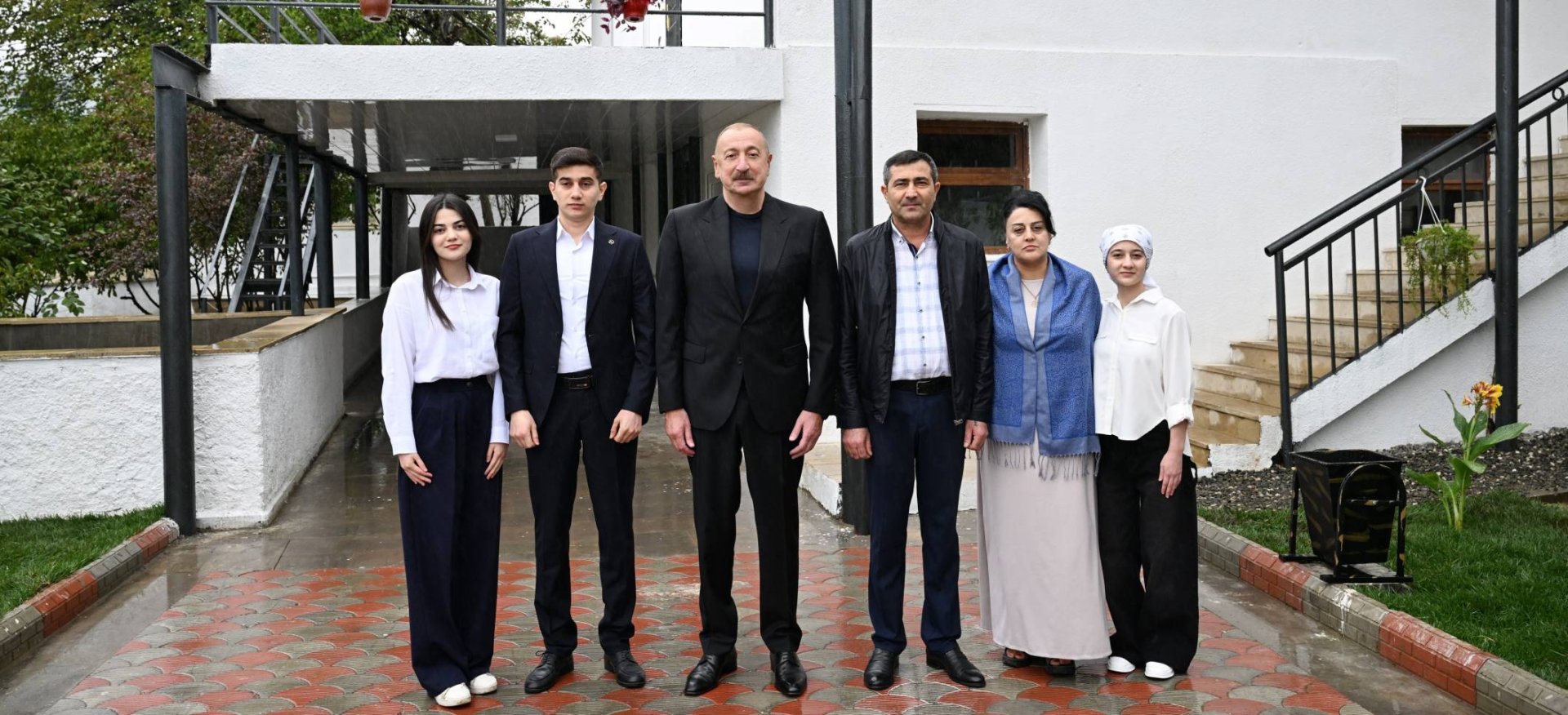 İlham Əliyev Hadrutdadır - Prezident yeni köçmüş sakinin evində oldu