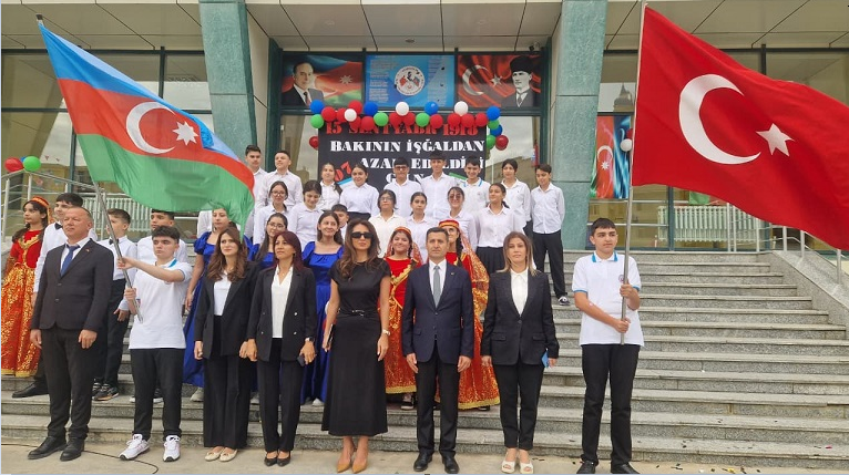 Bakı Atatürk Liseyində bayram coşqusu