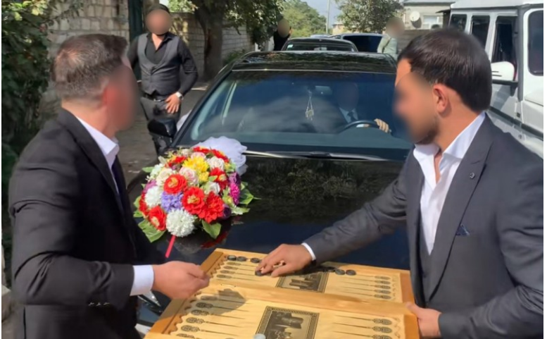 Gəlin maşınının qarşısını kəsib nərd oynadılar - Bəyin 4 dostu həbs edildi