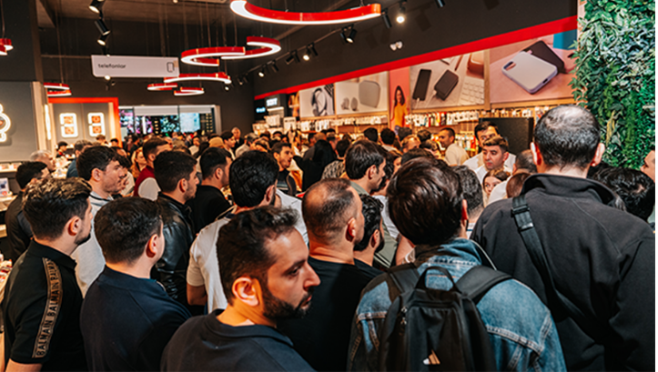 “iPhone 17” üçün növbəyə duranlar: Bakıda gecədən nə qədər satış oldu?