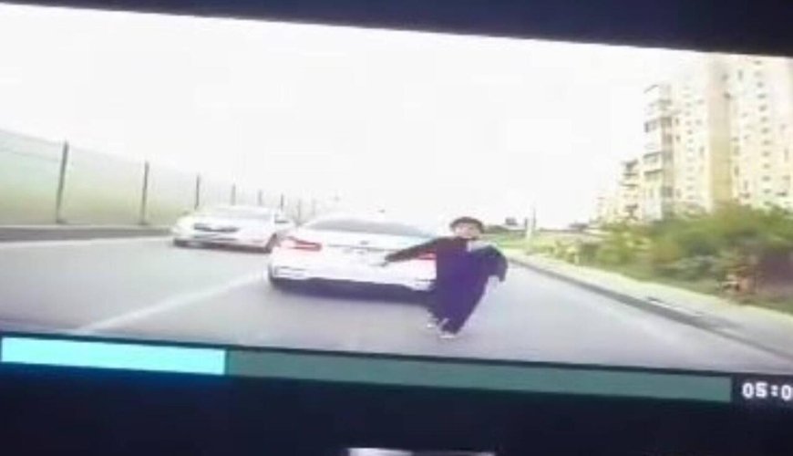 Bakıda uşaq özünü maşının üstünə atdı - VİDEO