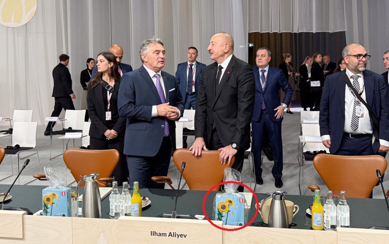 Hər bir liderin stoluna qoyulan günəbaxanların sirri... – FOTO