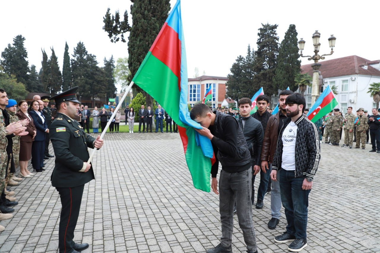 Oğlunu hərbi xidmətə yola salan generalla bağlı maraqlı məlumatlar – Xəlilov kimdir?