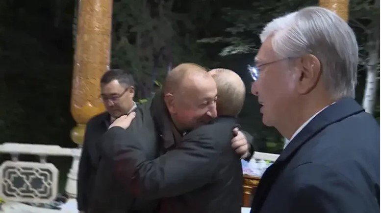 Əliyev və Putin arasında səmimi görüş - VİDEO