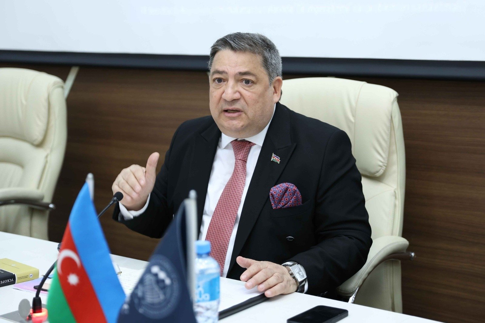 Ramiz Mehdiyevin kitablarını onlar yazırdılar - Professor