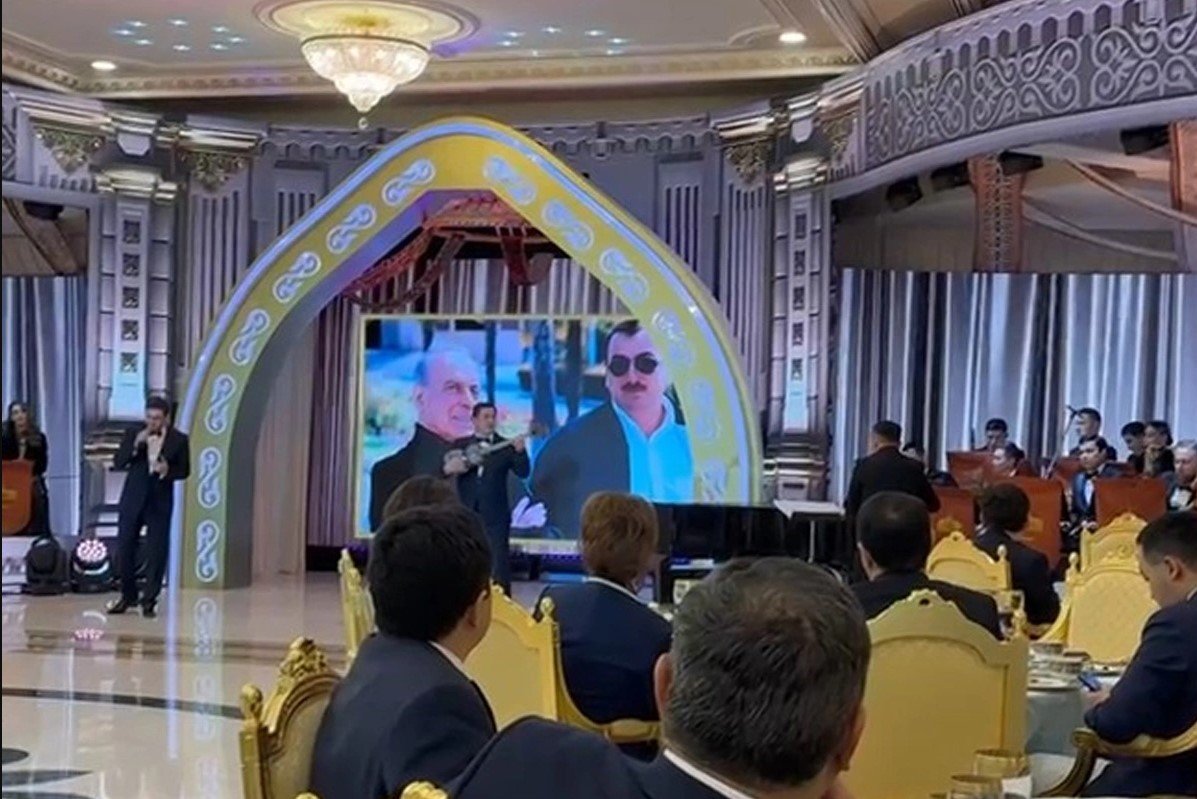 İlham Əliyev ulu öndərin sevimli mahnısını dinləyərkən kövrəldi