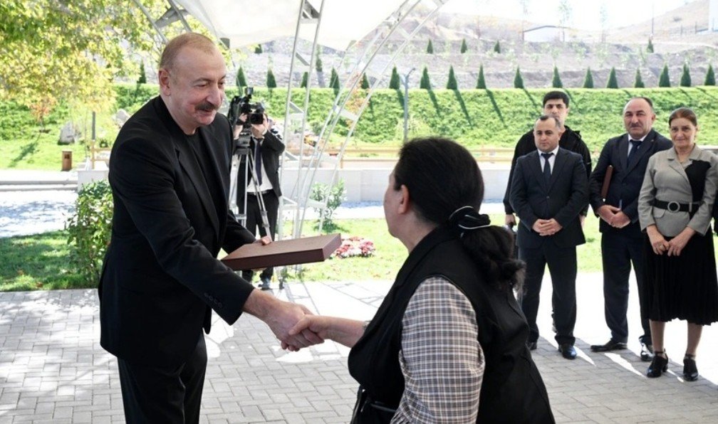 Prezident Horovluda sakinlərlə görüşdü, mənzillərin açarlarını təqdim etdi - FOTOLAR