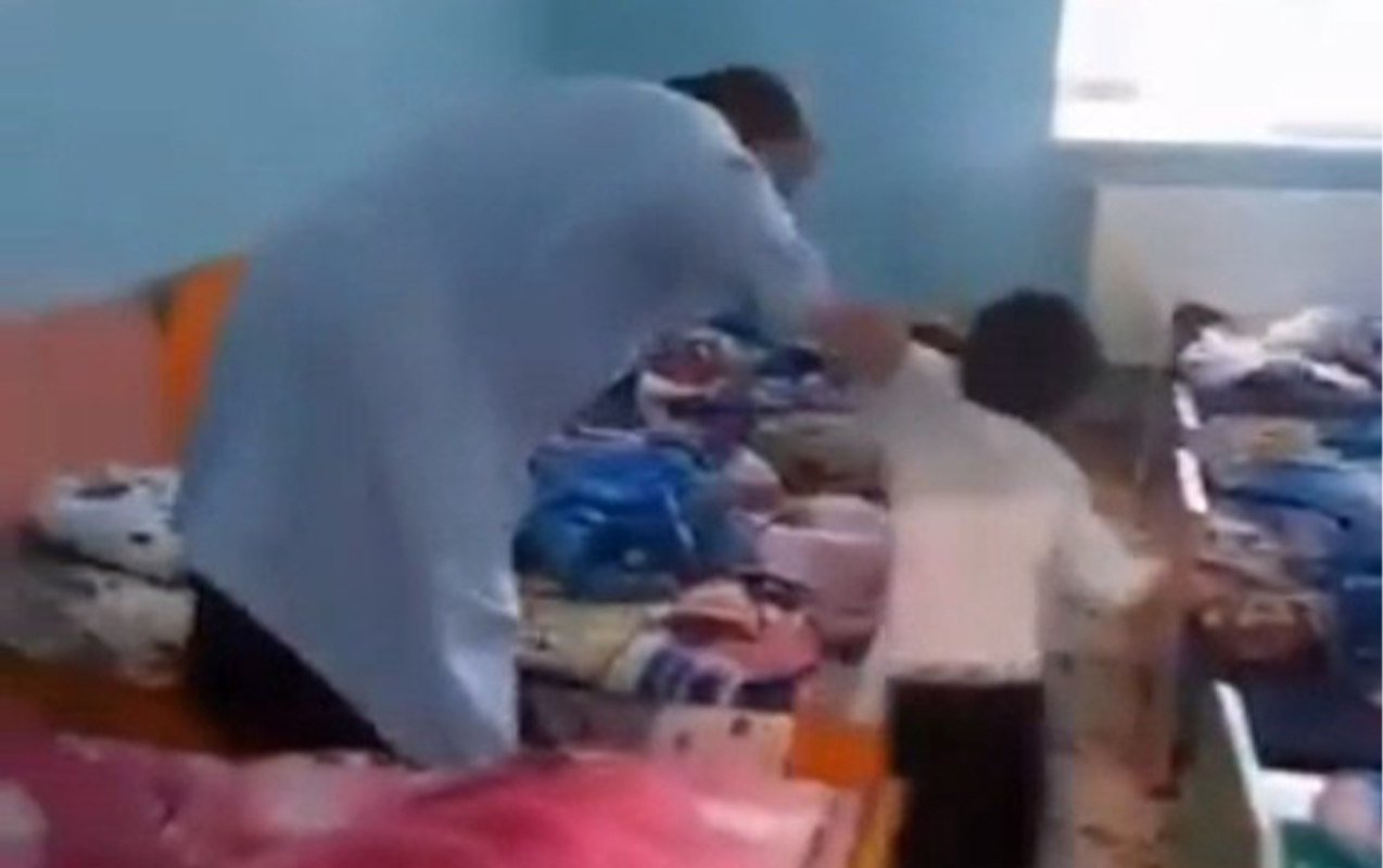 Bağçada azyaşlıya şiddət göstərildi – VİDEO