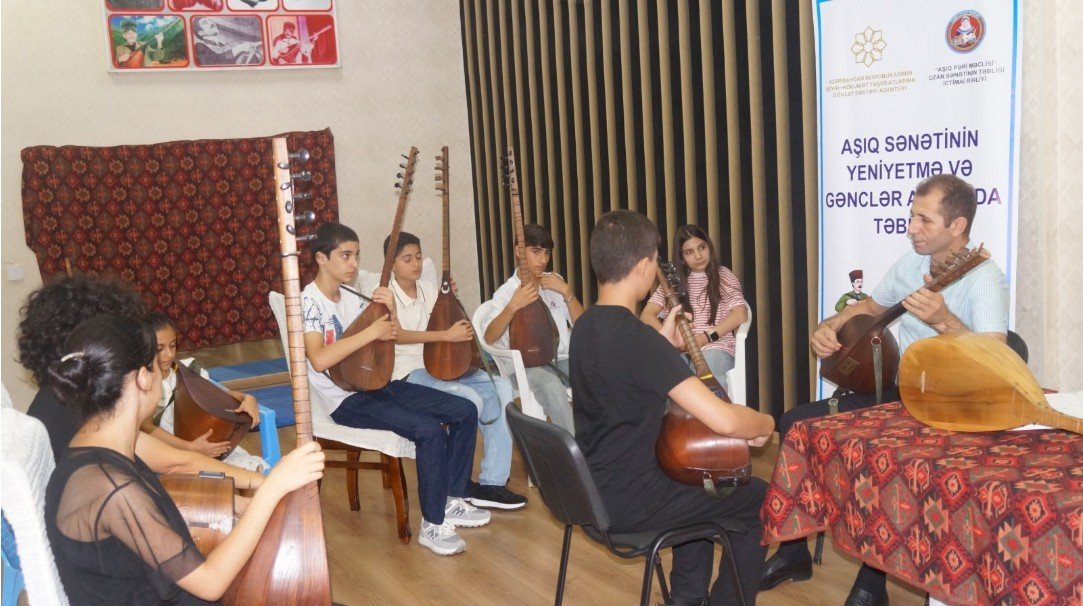 Yeniyetmə və gənclərə aşıq sənətinin öyrədilməsi dərsləri davam edir