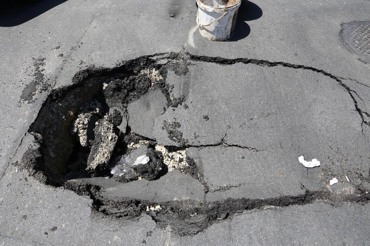 Bakıda sürücü dağılmış asfaltı özü yamadı - VİDEO