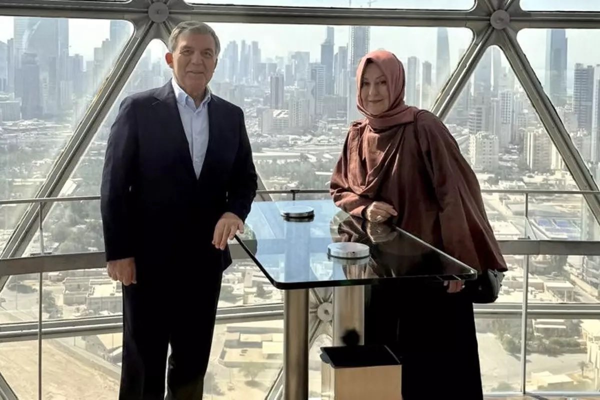 Abdullah Gül həyat yoldaşı ilə görün hansı ölkədə görüntüləndi