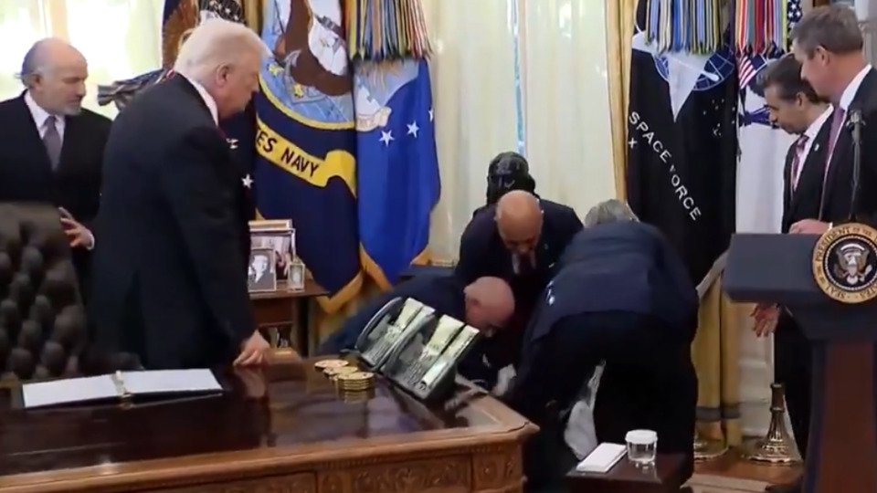 Oval Ofisdə Trampın açıqlaması öncəsi gərgin anlar: bir nəfər huşunu itirdi