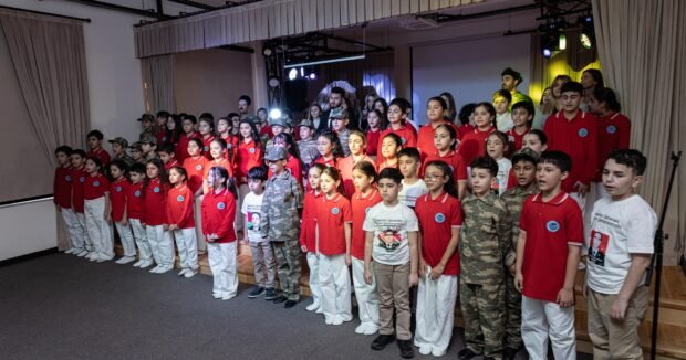 Dünya məktəbində “Bayraq yolu” adlı ədəbi-bədii kompozisiya təqdim edildi