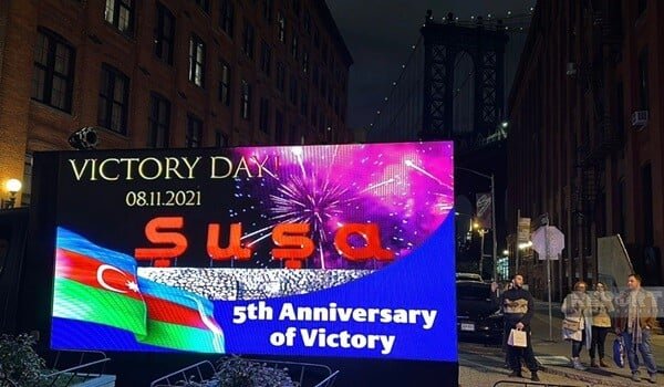 Zəfər Günü ilə bağlı şüarlar “Tayms” meydanında