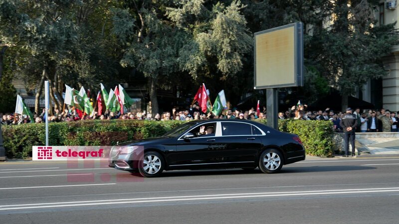 Prezident sükan arxasında Zəfər paradında - FOTO - VİDEO