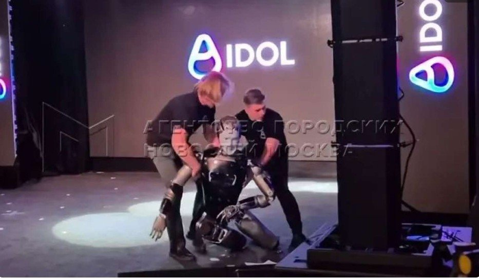 Rusiya robotu səhnədə yıxıldı – “Çox içibmiş” – VİDEO