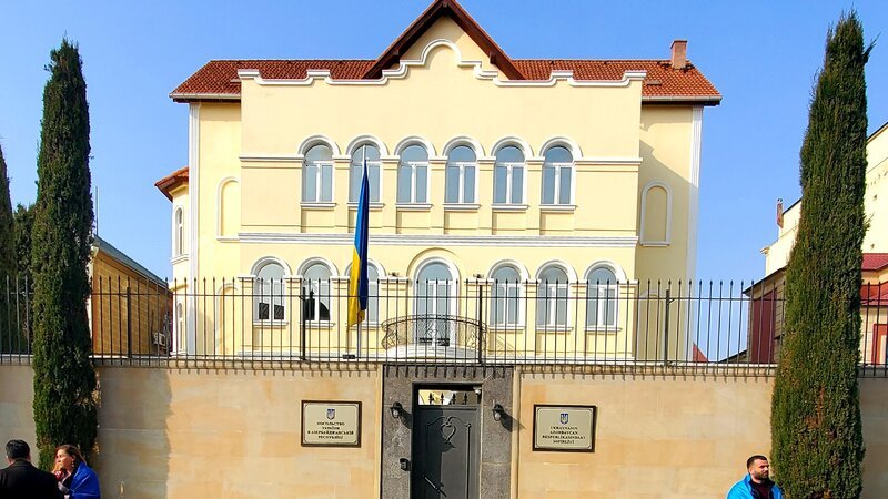 Kiyevə atılan Rusiya raketlərinin qəlpələri niyə həmişə bizim səfirliyi “tapır”? - Bakıdan ŞƏRH