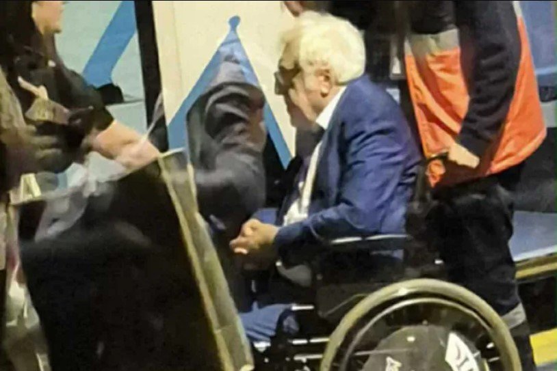 Yazıçı Anarın əlil arabasında fotosu yayıldı