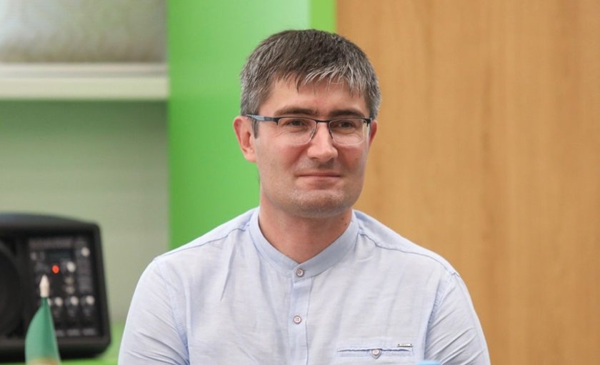 Tatar şairinin “İsti ürək, buzlu yol”u Bakıda gün üzü gördü