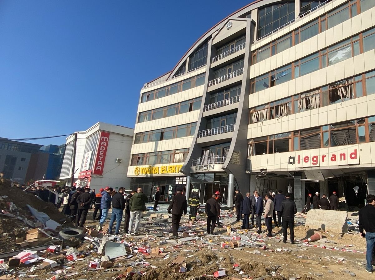 Bakıda partlayış olan ofis binasından geriyə qalanlar - FOTO
