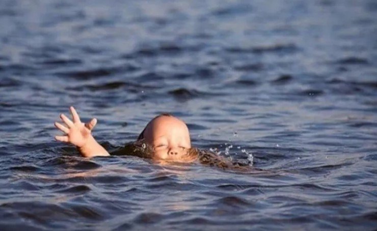 Bakıda DƏHŞƏT: ana yeni doğduğu körpəsini dənizə atdı, polis saxladı