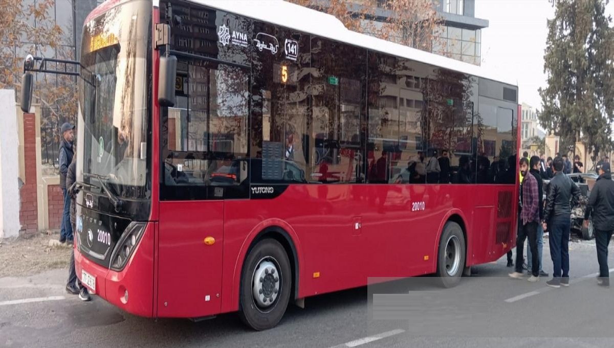 Gəncədə minik maşını sərnişin avtobusu ilə toqquşub - Ölən və xəsarət alanlar var