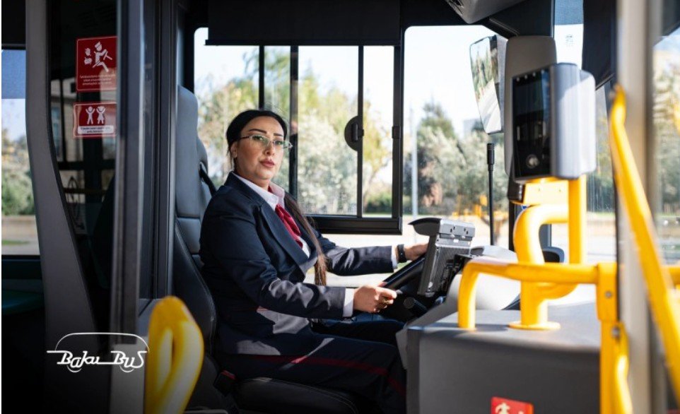 "Bakubus"ın ilk qadın sürücüləri sükan arxasında - VİDEO