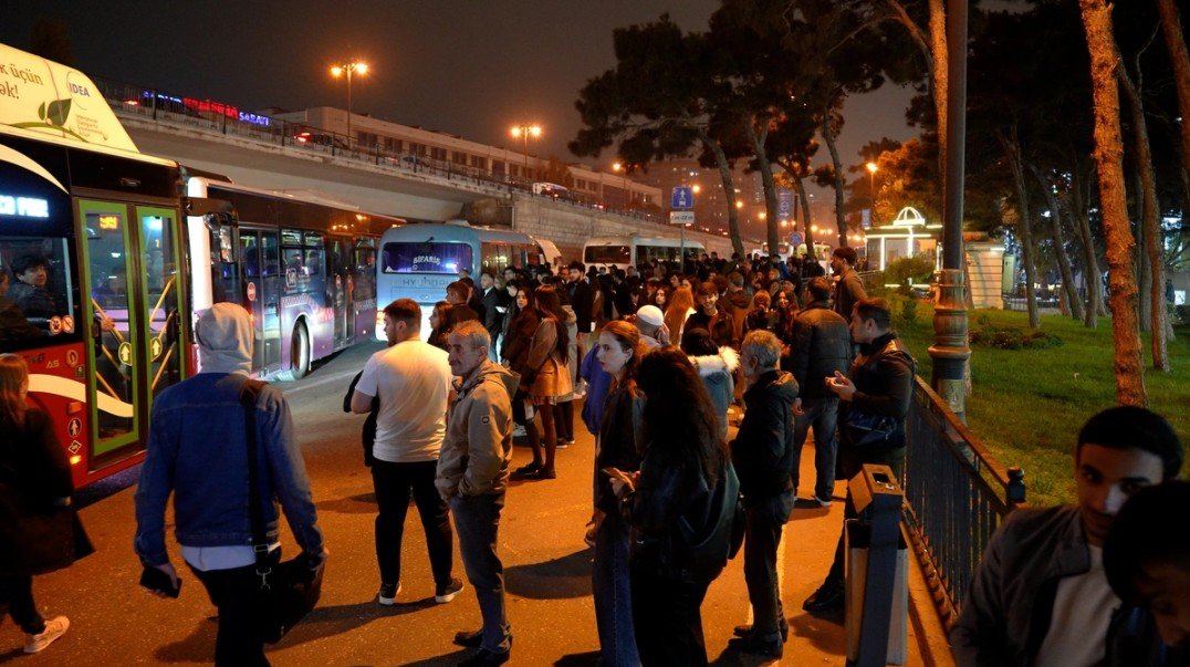 Bakıda gecələr niyə avtobus işləmir? - AYNA rəsmisi CAVAB VERDİ