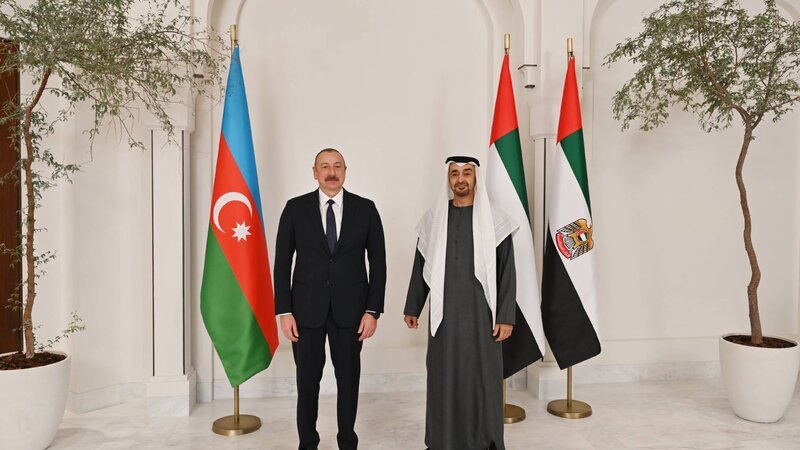 İlham Əliyev BƏƏ Prezidentini təbrik etdi