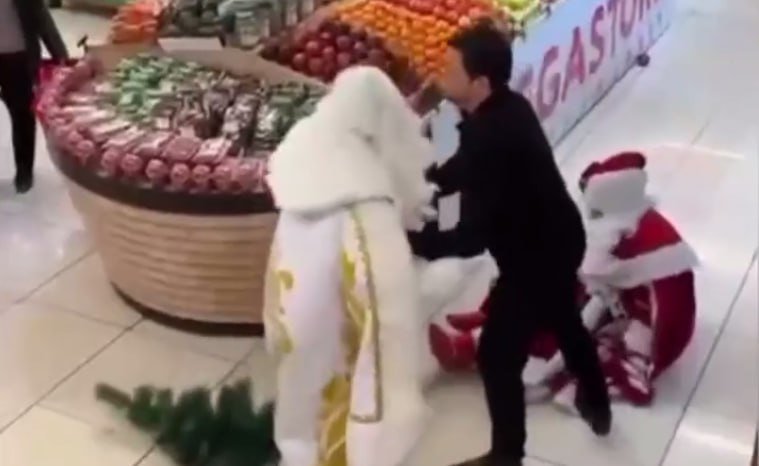 Bakıda supermarketdə Şaxta babalar arasında dava – ANBAAN VİDEO