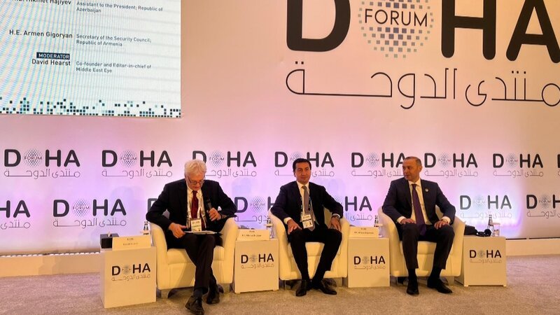 Hikmət Hacıyev Dohada Armen Qriqoryanla müzakirələr apardı