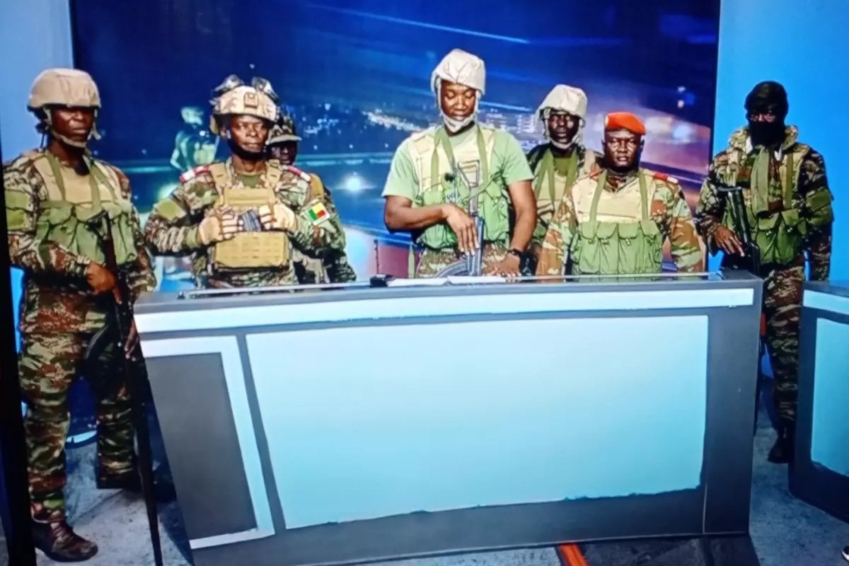 Ölkə şokdadır! Televiziya kanalını dəyişən əsgərləri gördü