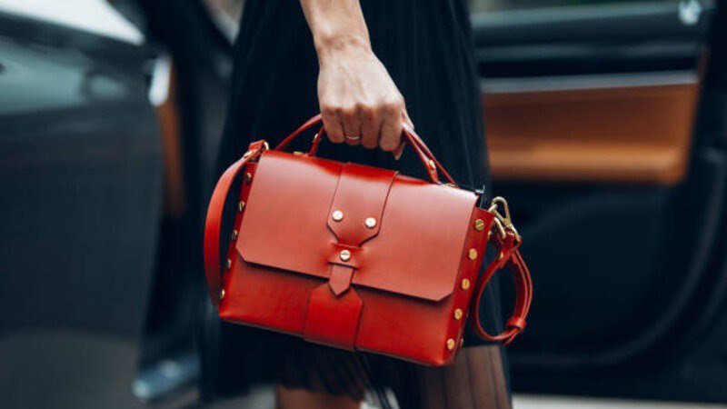 Bakıda qadın pul tapdığı barədə telekanala məlumat verdi, CƏZALANDIRILDI