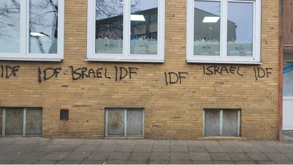 Almaniyada iki türk məscidinin divarlarına bu sözlər yazıldı