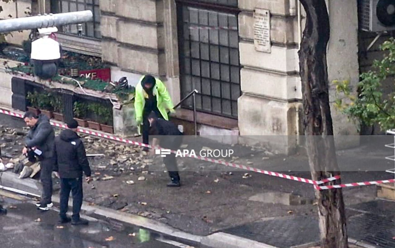 Bakının mərkəzində eyvan uçdu - Yoldan keçən qadın yaralandı - FOTO