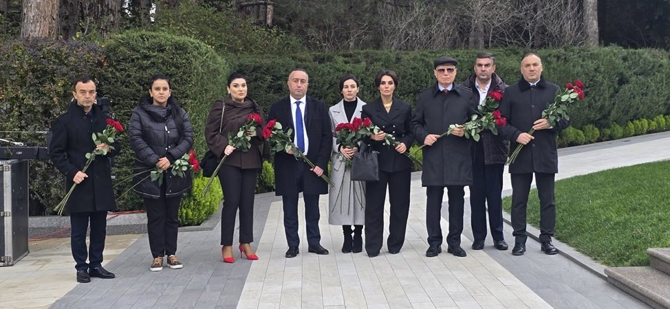 DMX yanında İctimai Şuranın üzvləri Ulu Öndərin xatirəsini anıb