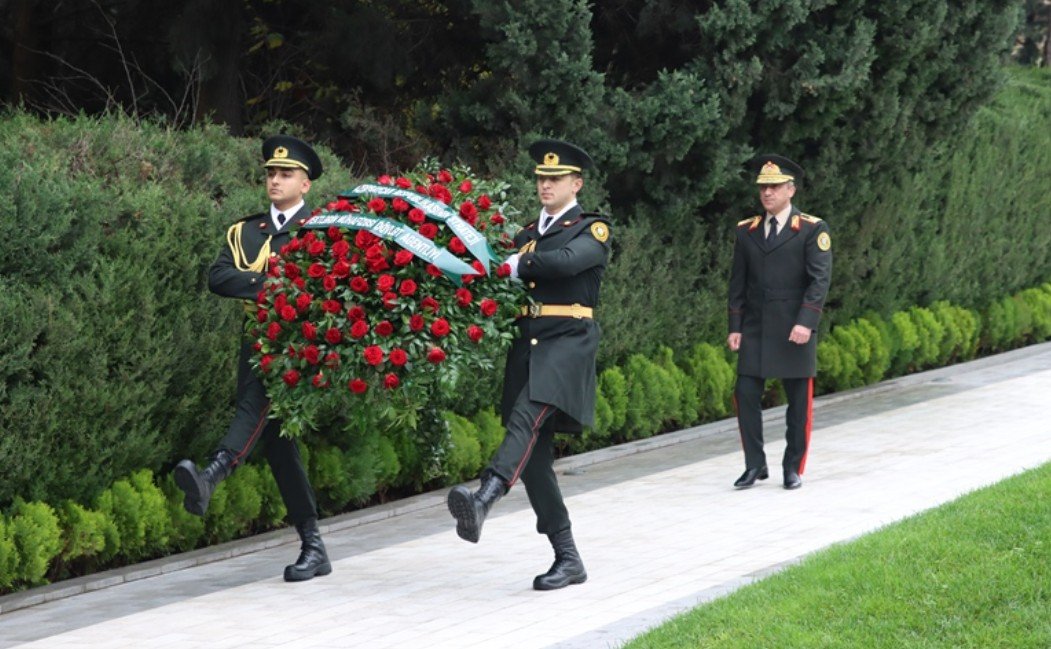 Dövlət Agentliyinin şəxsi heyəti Fəxri xiyabanda - FOTOLAR