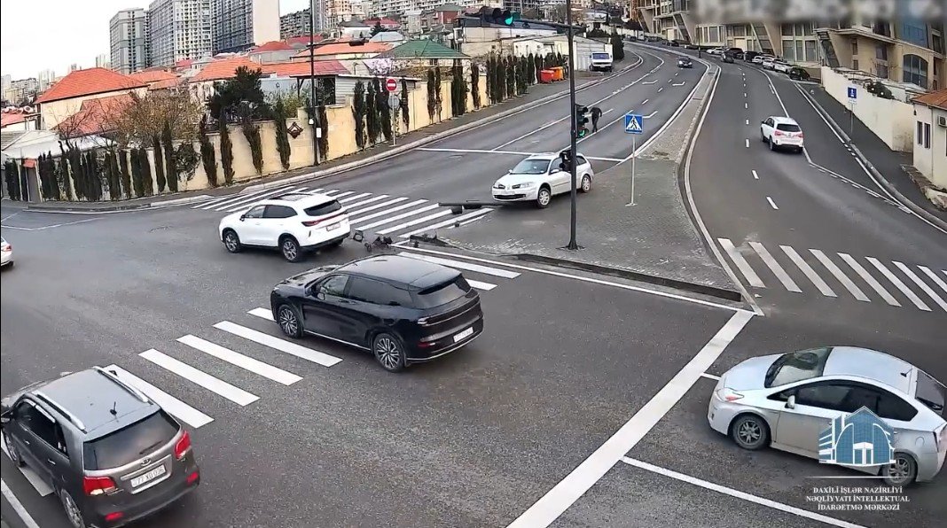 Bakıda öz-özünə hərəkət edən maşın qəza törətdi – VİDEO
