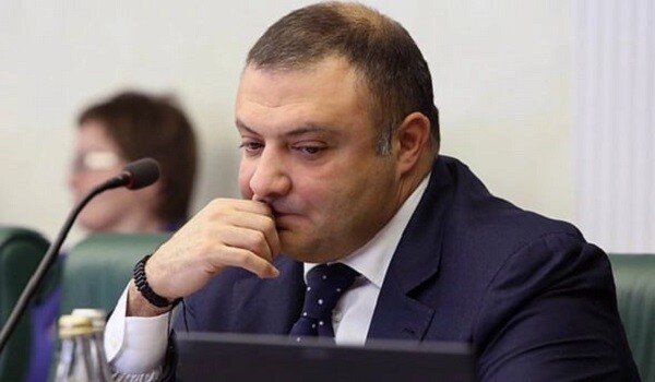 Azərbaycanlı senator axtarışa verildi