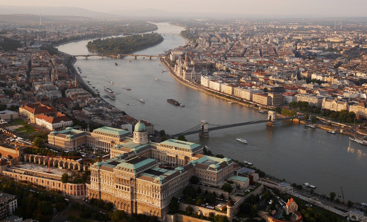 Macarıstan Ermənistana silah qadağasını ləğv etdi