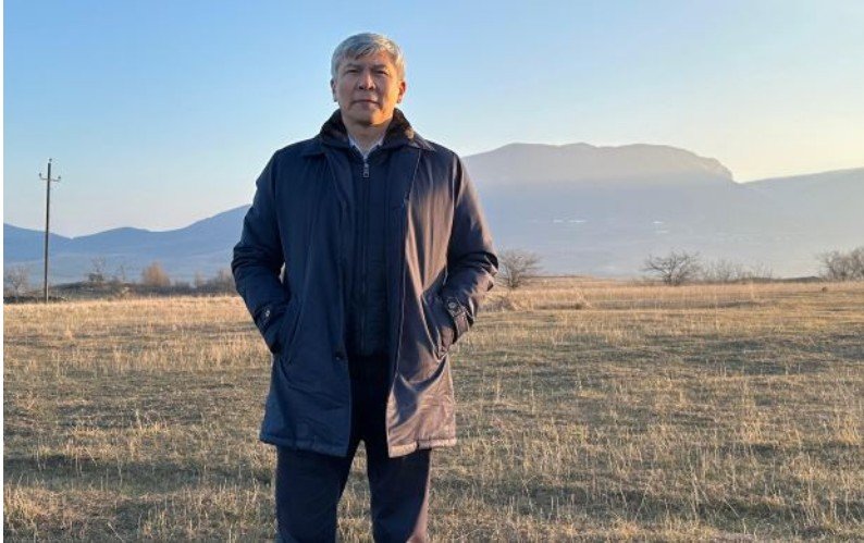 Qırğızıstanlı səfirin Ağdamda səmimi görüntüləri: Bulaqdan su içdi,şəhidlərin ruhuna dualar  oxudu   —   FOTOLAR