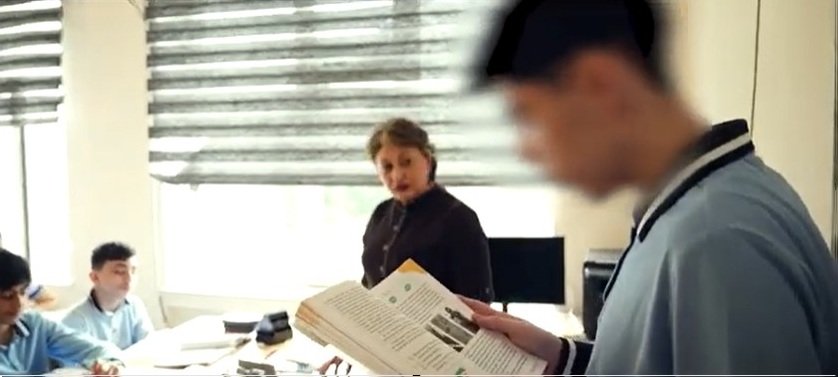 Rus bölmələrində nə baş verir? - Azərbaycan dilində üzündən oxuya bilmir