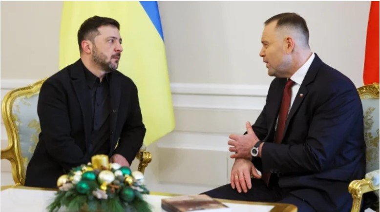 Polşa Prezidentinin Zelenskiyə hədiyyə etdiyi kitab müzakirəyə səbəb oldu